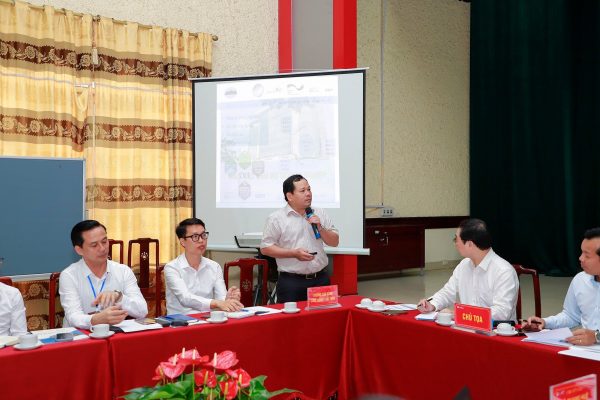 3. Đại biểu các trường trình bày và thảo luận trong các phiên chuyên đề