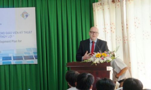 Mr Peter Wunsch from Programme Reform of TVET in Viet Nam delivers the opening remark