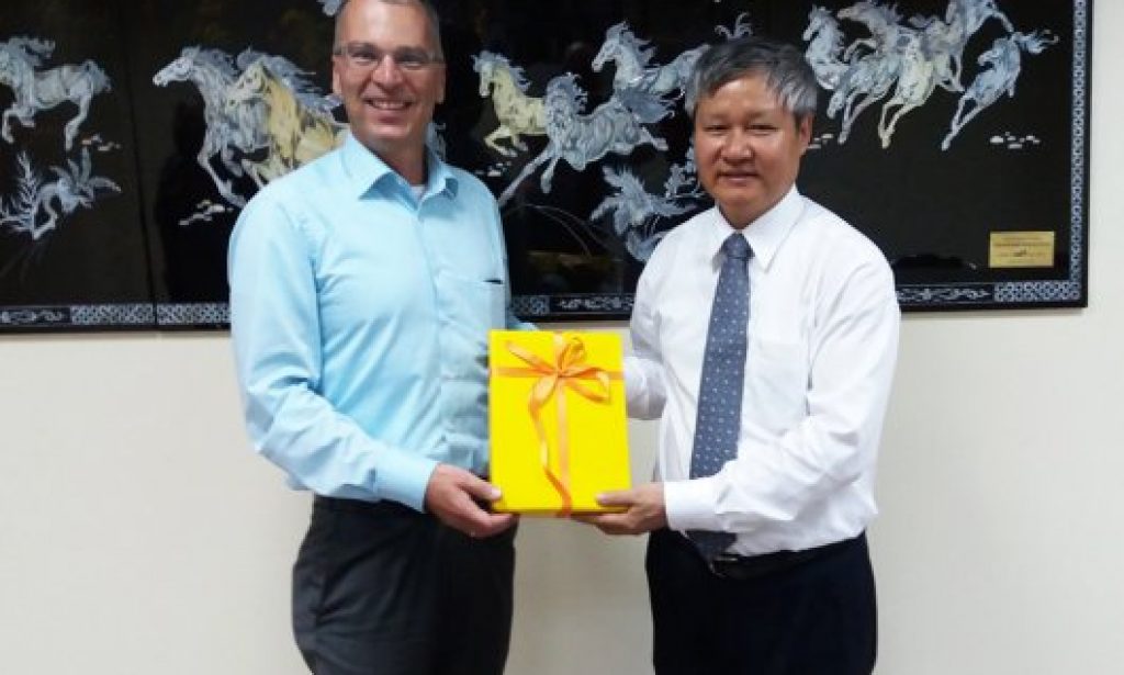 Mr Vo Tan Thanh (on the right), Vice President of the Vietnam Chamber of Commerce & Industry (VCCI) and Mr Tilo Jaensch, CEO of Education and Training of the German Chamber of Skilled Crafts Potsdam (HWK). .