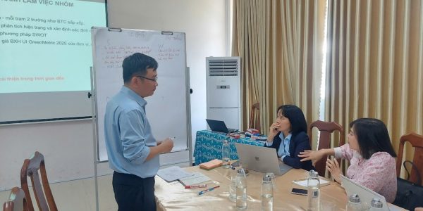 Các đại biểu thực hành làm việc nhóm - Participants engaging in group work practice.