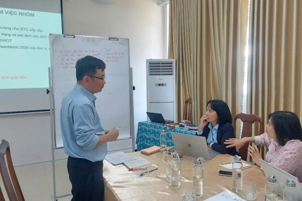 Các đại biểu thực hành làm việc nhóm - Participants engaging in group work practice.