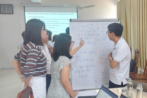 Đại biểu các trường trao đổi và chia sẻ kinh nghiệm trong việc thực hiện phân tích SWOT cho hoạt động Chuyển đổi Xanh - Representatives from participating in institutes exchange and share experiences in conducting SWOT analysis for Green Transformation activities.