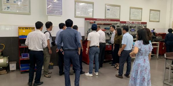 Các đại biểu khảo sát thực địa về Quản lý chất thải tại xưởng thực hành - Participants conduct a field survey on waste management at the training workshop.