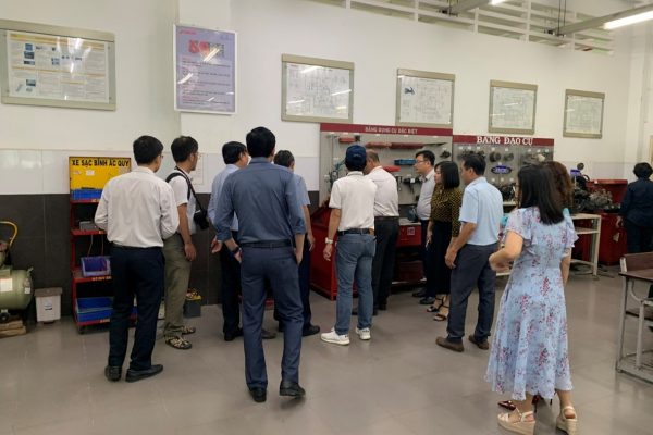 Các đại biểu khảo sát thực địa về Quản lý chất thải tại xưởng thực hành - Participants conduct a field survey on waste management at the training workshop.