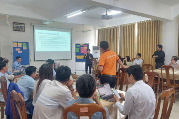 Các đại biểu chia sẻ về kế hoạch thực hiện tiếp theo tại đơn vị - Participants discuss the next implementation steps at their respective institutes.