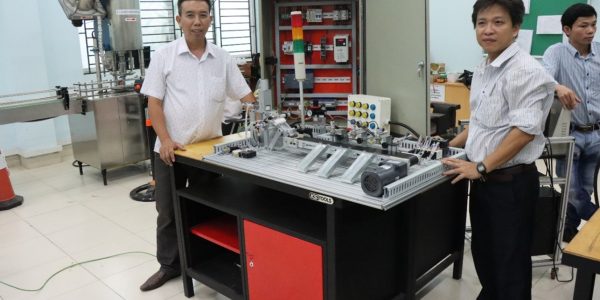 Connecting with control cabinet to complete the workstation