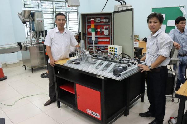 Connecting with control cabinet to complete the workstation