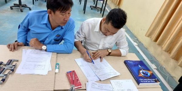 Teachers of Bac Ninh and Ha Tinh were marking the test, calculating and converting according to the instructions