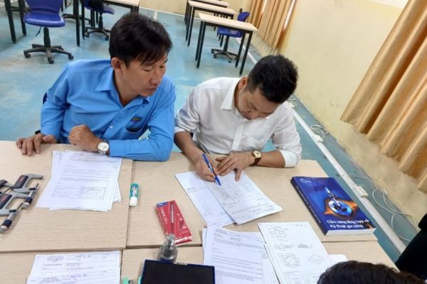 Teachers of Bac Ninh and Ha Tinh were marking the test, calculating and converting according to the instructions