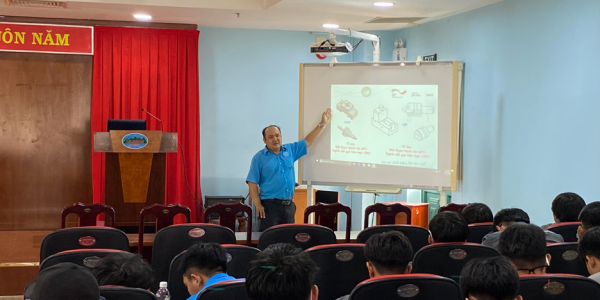 Mr Nguyen Hong Tien – Vice Dean of the Mechanics Faculty – introduced the German standard AP1 and AP2 examination