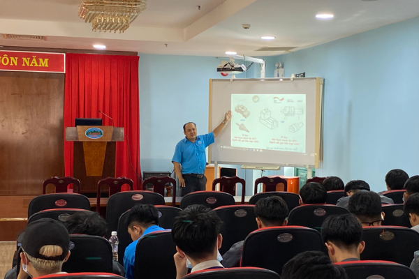 Mr Nguyen Hong Tien – Vice Dean of the Mechanics Faculty – introduced the German standard AP1 and AP2 examination
