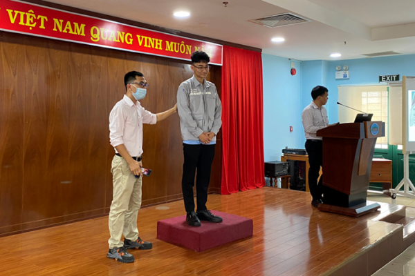 Mr Tran Huu Phuoc – a Mechatronics teacher – instructed the students on how to use personal safety equipment