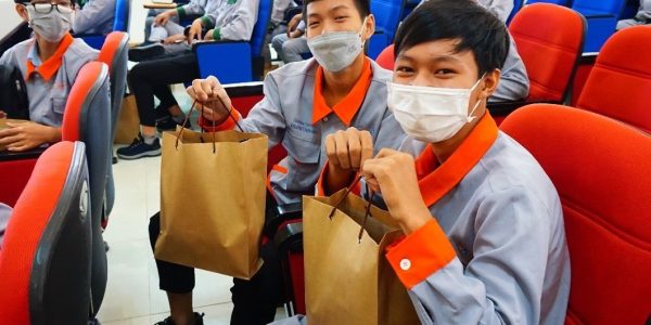 The students were delighted to receive “brown bag lunch” from the event