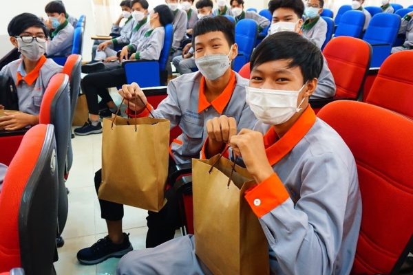 The students were delighted to receive “brown bag lunch” from the event