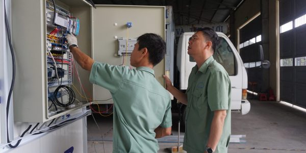 The trainer was instructing electrical connections of the cold room