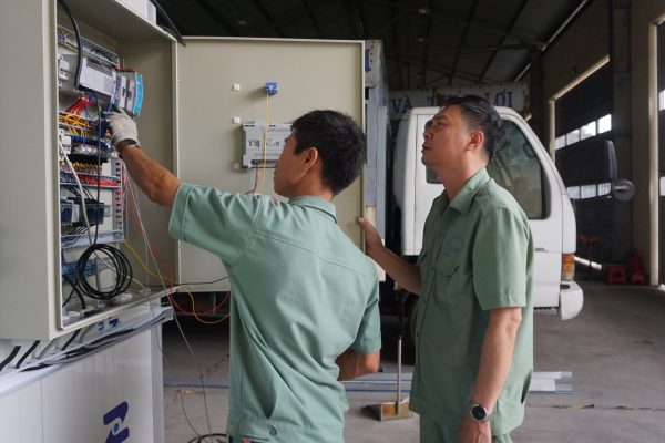 The trainer was instructing electrical connections of the cold room