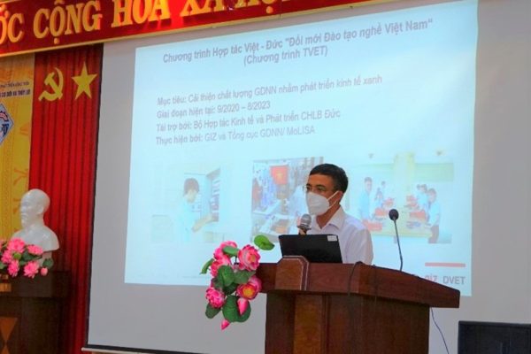 Mr Duong Canh Toan – Dean, Faculty of Electric – Electronic Engineering, introduced about the Cooperative Training Programme