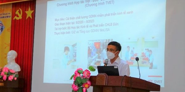 Mr Duong Canh Toan – Dean, Faculty of Electric – Electronic Engineering, introduced about the Cooperative Training Programme