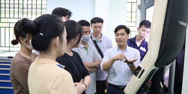 The master trainer explained about the operating principle of CNC Milling machines.