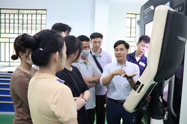 The master trainer explained about the operating principle of CNC Milling machines.