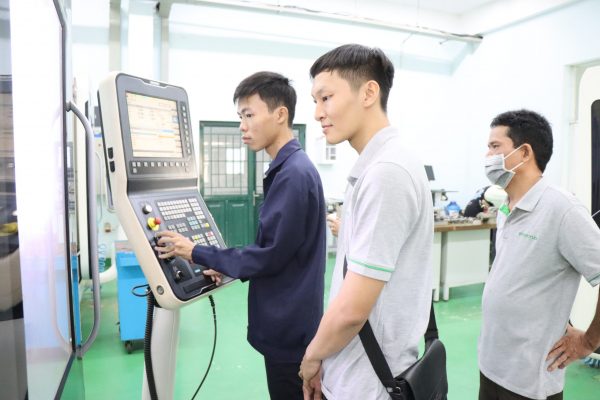 Participants practiced operating the CNC Milling machine at LILAMA 2’s workshop.