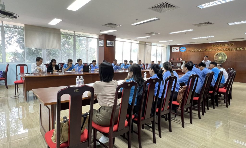 Mr. Vu Quang Khue together with core teachers and staff of LILAMA 2 is listening to the Rector Board