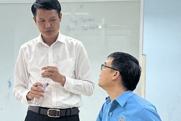 Mr Khue is listening and giving advice to Mr To Thanh Tuan on teaching on LMS