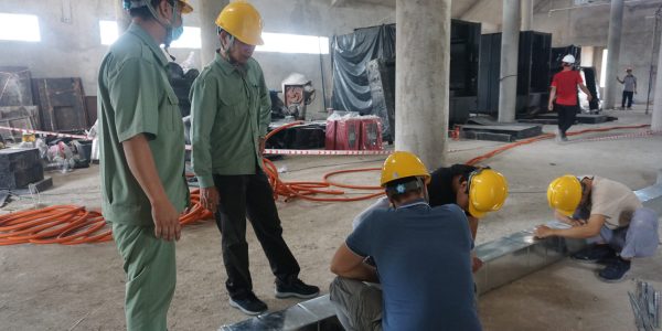 Students were installing the air ducts under the instruction and observation of teachers and the training expert