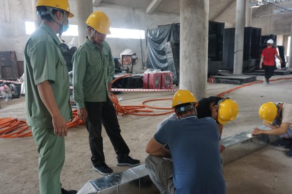 Students were installing the air ducts under the instruction and observation of teachers and the training expert