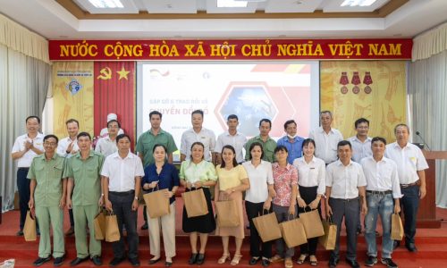 Representatives of Board of Rectors and HVCT’s Digital Ambassador – Moritz Grassl hand out gift bags and take photo with the teachers