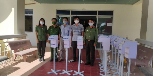 NTVC representatives donated the hand sanitizers to the Phan Rang-TC Department of Police.