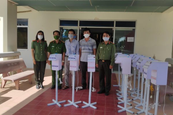 NTVC representatives donated the hand sanitizers to the Phan Rang-TC Department of Police.