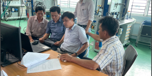Mr. Kieu Tan Thoi – the LILAMA 2 multiplier – was guiding the teachers of partner colleges in the theoretical part includes: reading drawings, analyzing schematic diagrams of hydraulic circuits