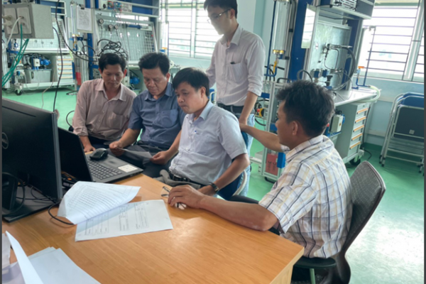 Mr. Kieu Tan Thoi – the LILAMA 2 multiplier – was guiding the teachers of partner colleges in the theoretical part includes: reading drawings, analyzing schematic diagrams of hydraulic circuits