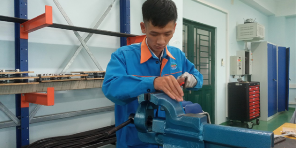 A teacher participating in the advanced training was performing hydraulic pipe bending