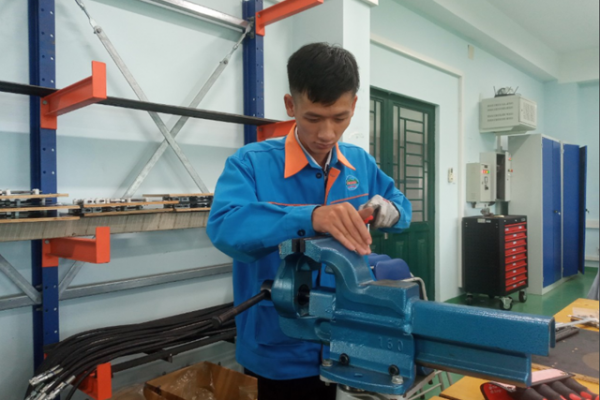 A teacher participating in the advanced training was performing hydraulic pipe bending