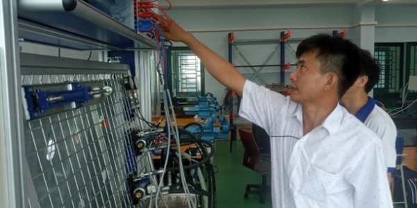 A teacher was operating the hydraulic system