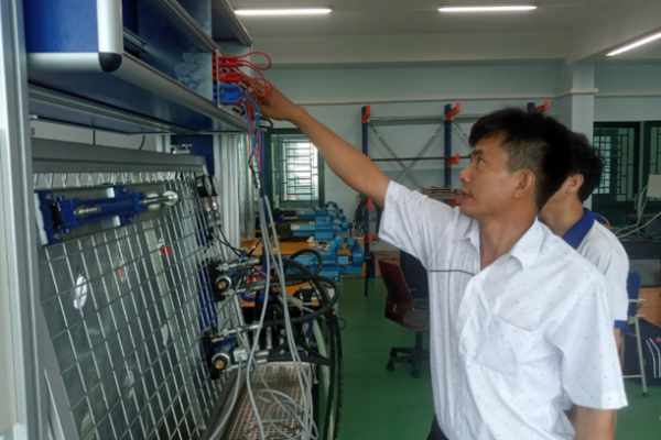 A teacher was operating the hydraulic system