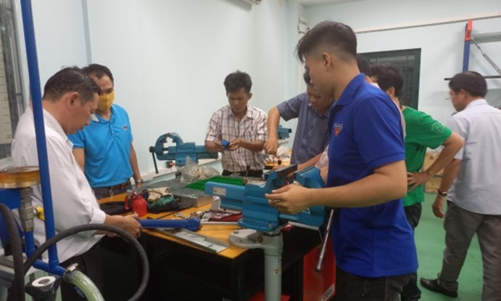 Teachers participating in the advanced training are performing hydraulic pipe bending