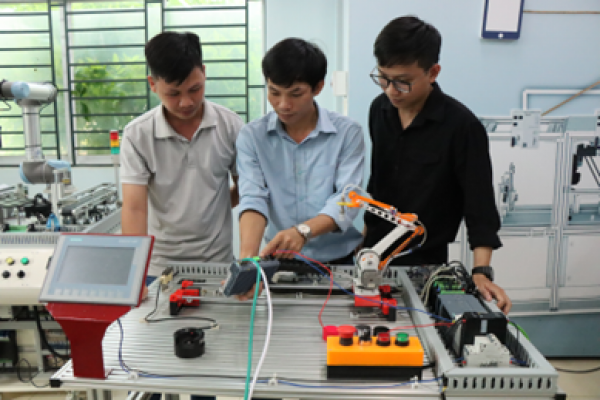 Explaining for in-company trainers about Robot arm model installation