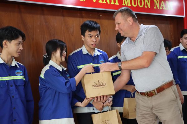Mr Frank Schulze – Integrated Expert of TVET Programme handed gifts to students participating in the orientation