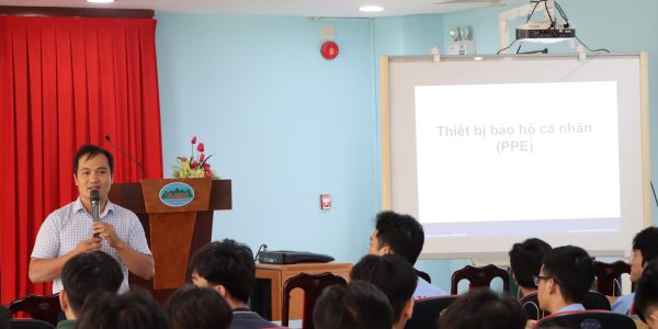 Mr Le Tuyen Giao instructed the students to use personal protective equipment