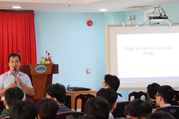 Mr Le Tuyen Giao instructed the students to use personal protective equipment