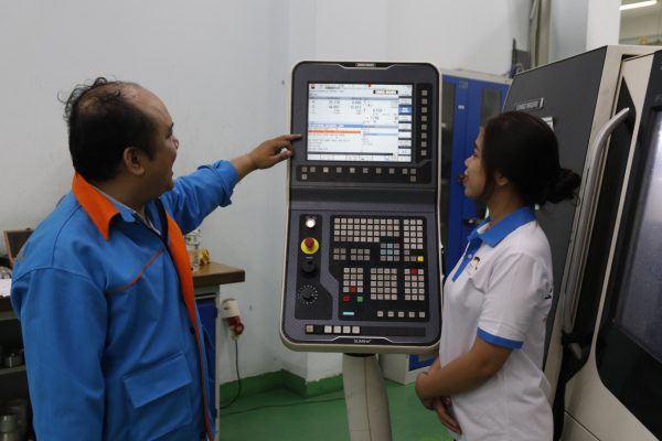 Mr Nguyen Hong Tien – LILAMA 2 master trainer – explaining the technological parameters displayed on CNC turning machine.