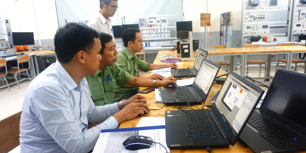 VCMI teachers practiced programming communication networks under the guidance of trainer Nguyen Trong Tin