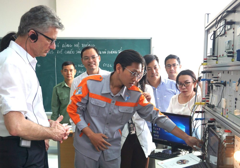 The student of “Electronics for Energy and Building Technology” class introduced the building controlling system using KNX