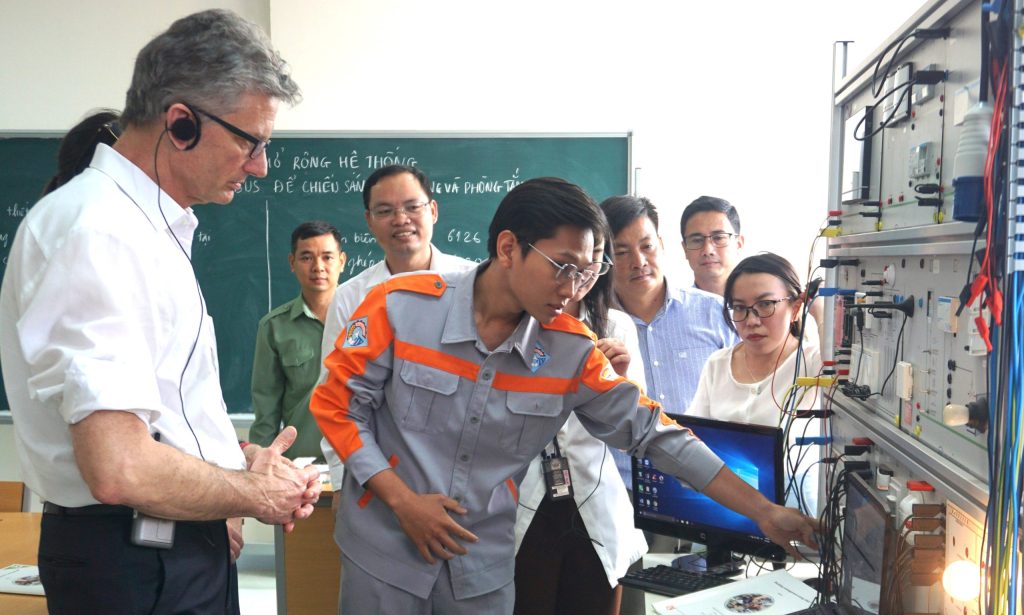 The student of “Electronics for Energy and Building Technology” class introduced the building controlling system using KNX