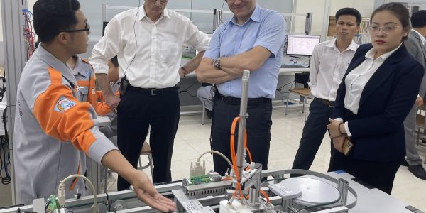 The student of “Electronics for Energy and Building Technology” class explained  the simulation of automatic production line controlled by PLC S7-1200