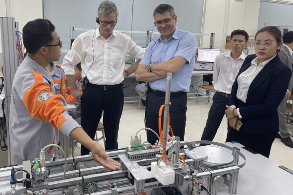 The student of “Electronics for Energy and Building Technology” class explained  the simulation of automatic production line controlled by PLC S7-1200
