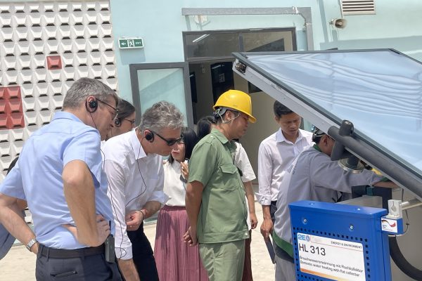 Mr Giegerich observed the students of “Mechanics for Sanitary, Heating and Climate technology” class operated the solar energy system
